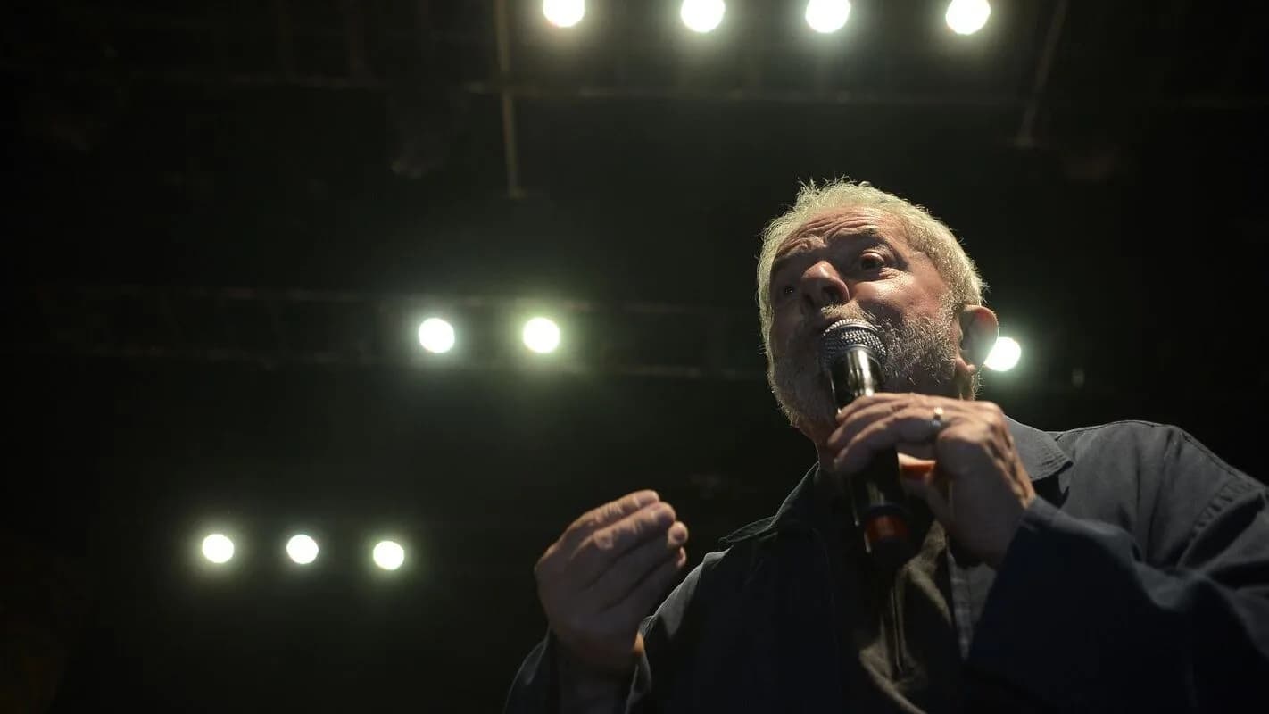 Lula discursa ao microfone em evento público (foto de arquivo, sem relação com o fato desta matéria)