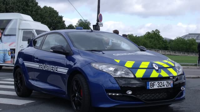 Carro da Gendarmerie Nacional francesa em patrulhamento de rua