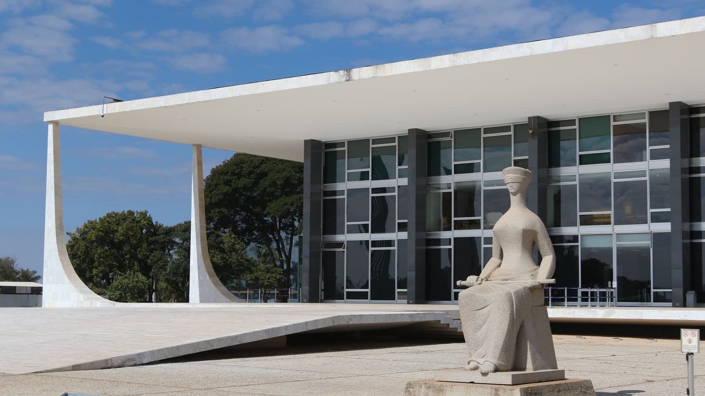 Fachada do prédio do Supremo Tribunal Federal em Brasília, com a escultura A Justiça em primeiro plano