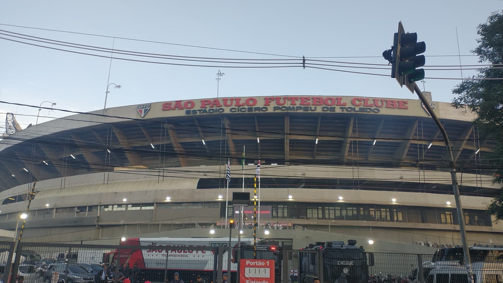 Fachada do Estádio Cícero Pompeu de Toledo, o Morumbi, com o letreiro do São Paulo Futebol Clube