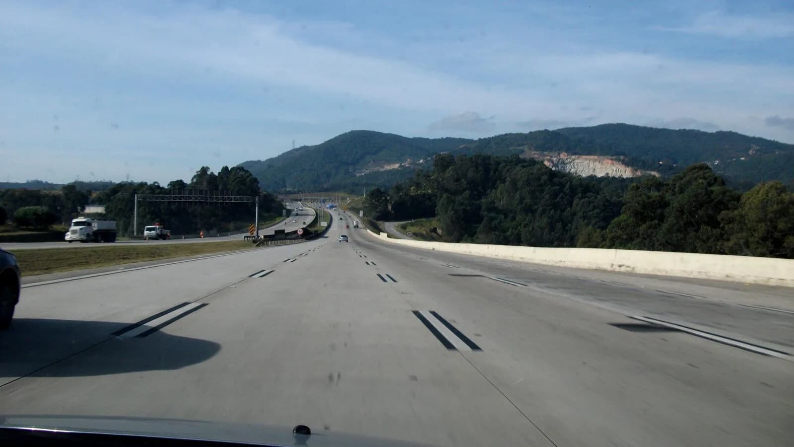 Pista do Rodoanel Mário Covas vista de dentro de um veículo em movimento (foto de arquivo)
