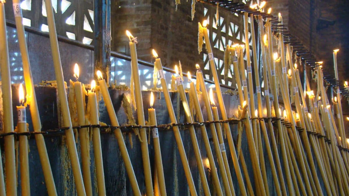 Velas de devoção acesas no Santuário Nacional de Aparecida (foto de arquivo)