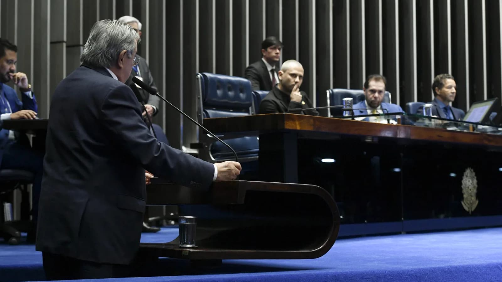 Plenário do Senado Federal durante sessão, com senador discursando no púlpito