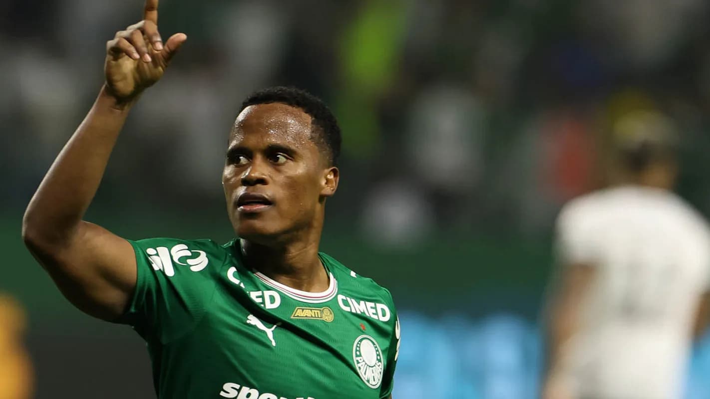 Jogador do Palmeiras comemora gol em partida do Campeonato Brasileiro
