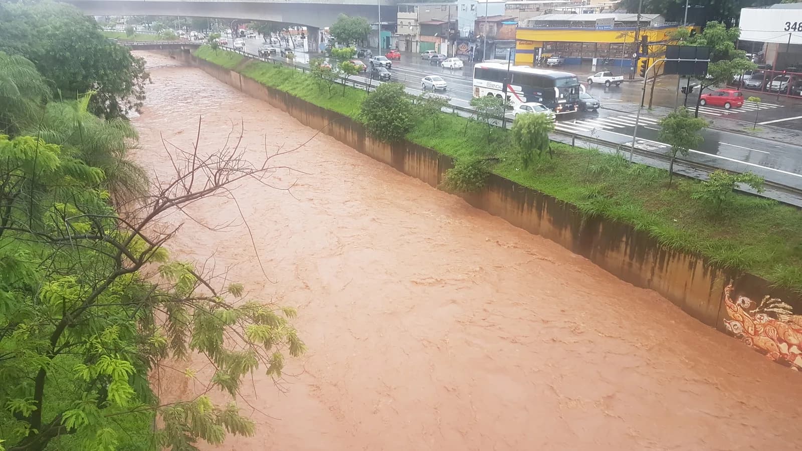 Córrego tomado por água barrenta durante chuva forte em Belo Horizonte (foto de arquivo, ilustrativa)