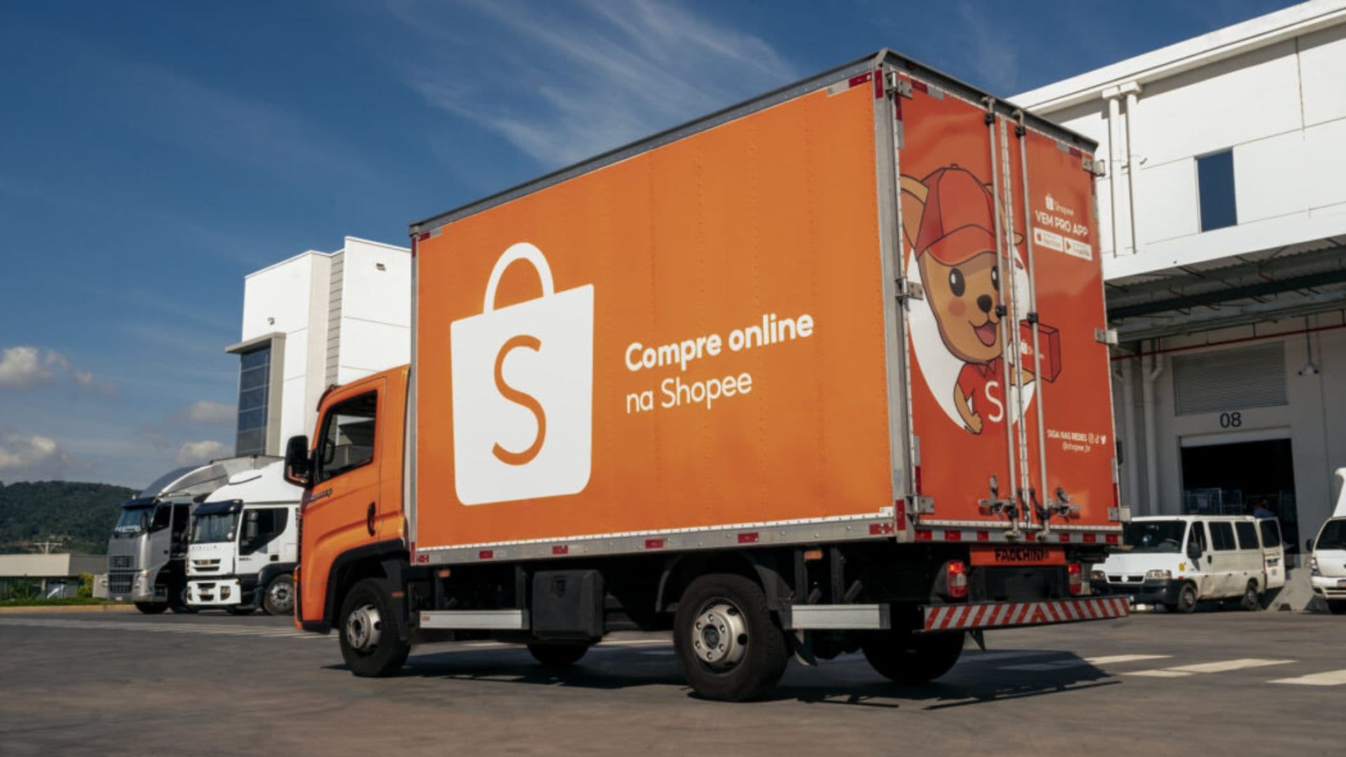 Caminhão de entregas da Shopee estacionado em pátio de centro de distribuição no Brasil