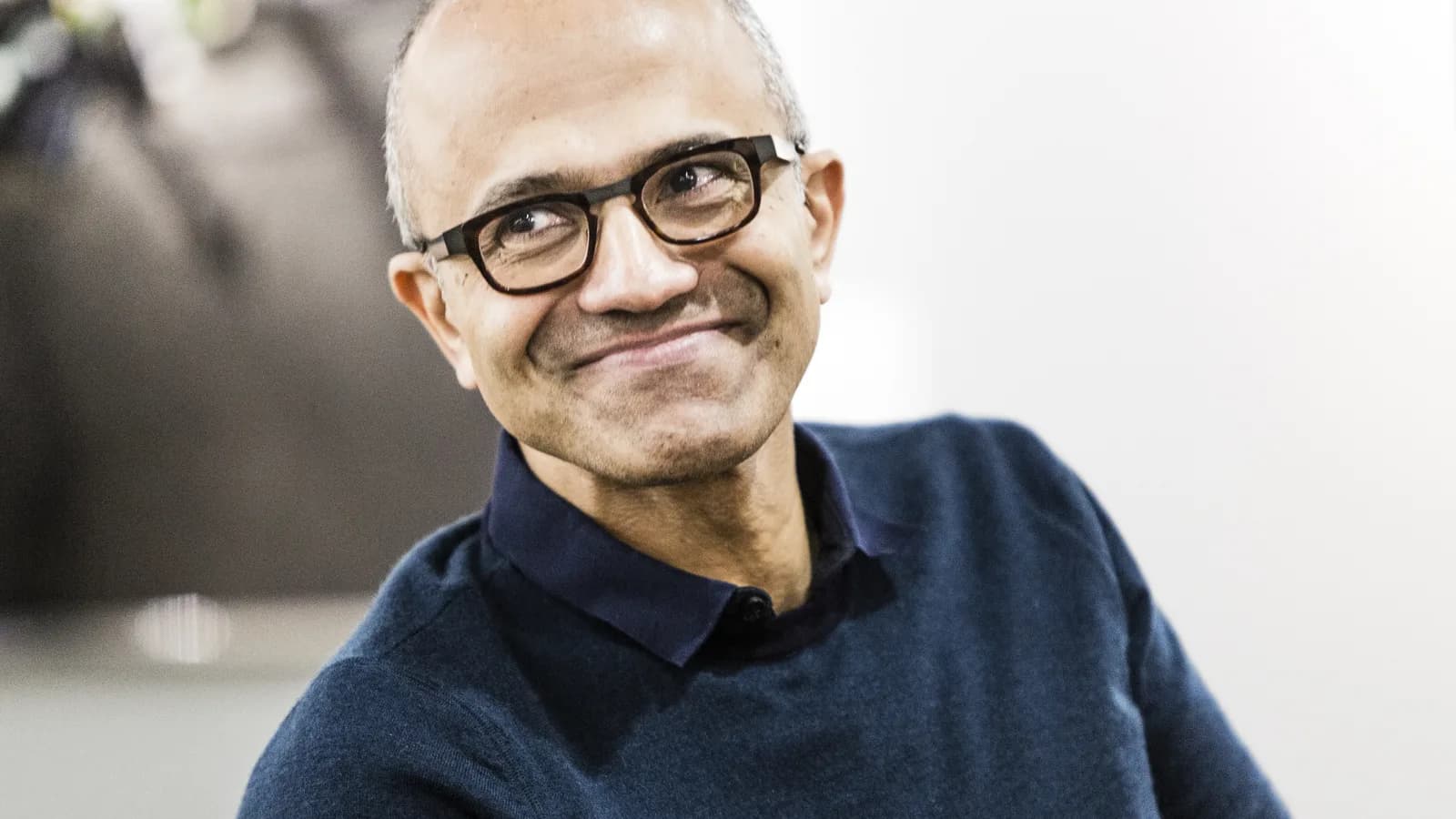 O CEO da Microsoft, Satya Nadella, sorri em retrato oficial da empresa