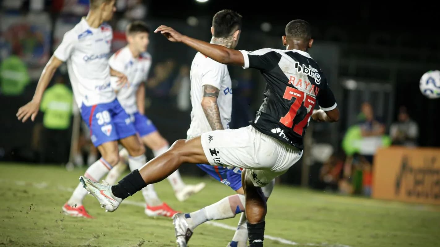 Jogador do Vasco em lance de jogo de arquivo contra o Fortaleza, em 2025