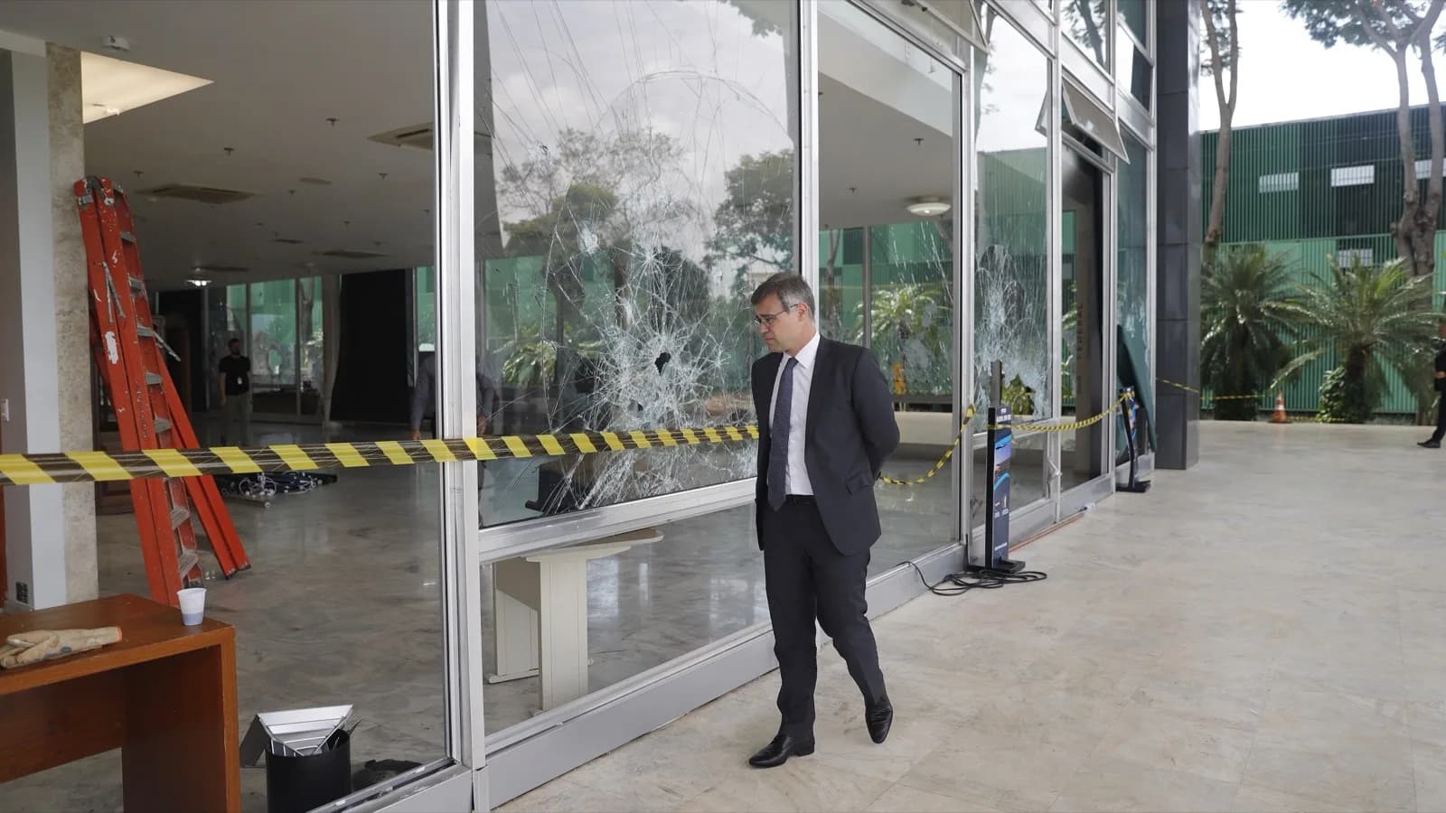 Ministro André Mendonça caminha em corredor do prédio-sede do STF, em Brasília (foto de arquivo)