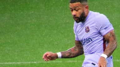 Memphis Depay em campo durante partida, foto de arquivo do período em que defendia o Barcelona