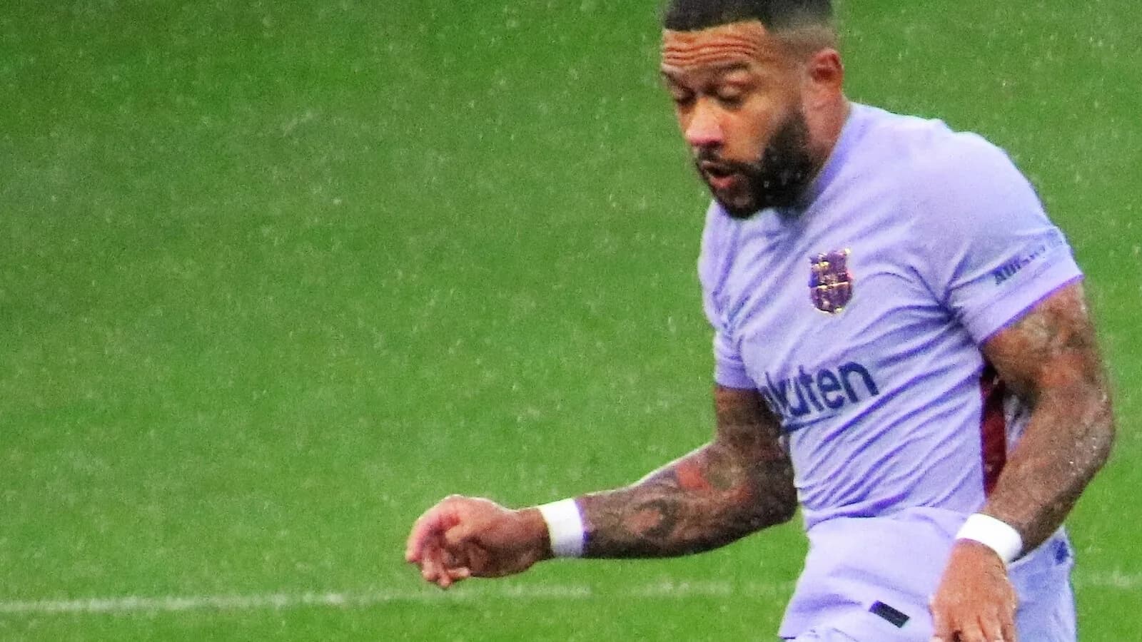 Memphis Depay em campo durante partida, foto de arquivo do período em que defendia o Barcelona