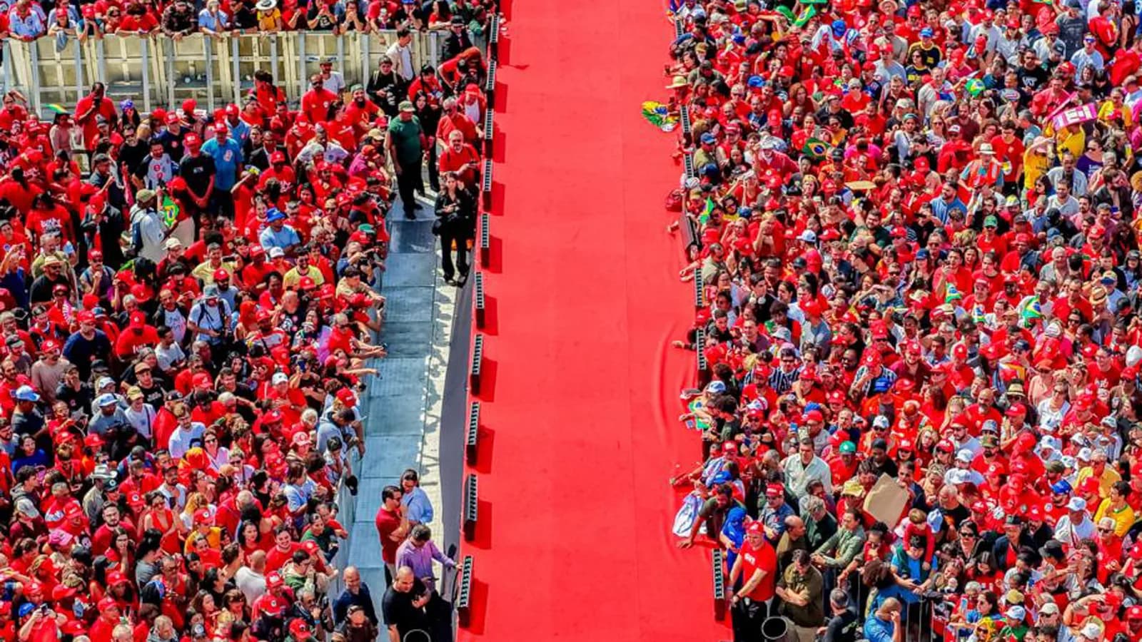 Lula discursa em evento de campanha, com bandeira do Brasil ao fundo