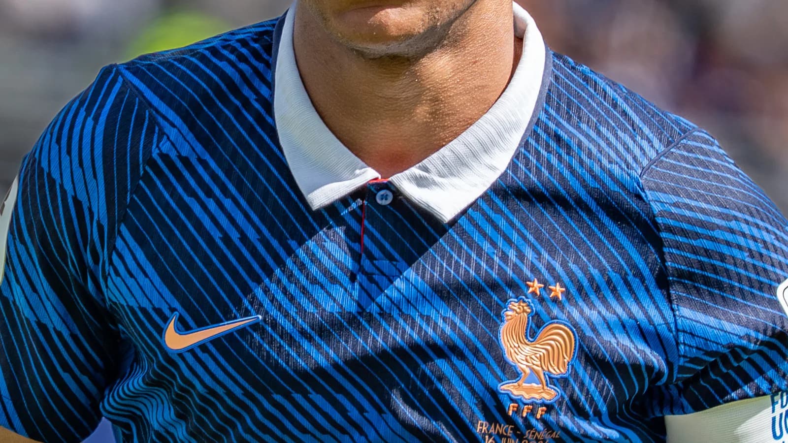 Kylian Mbappé em ação com a camisa 10 da seleção da França, em jogo de 2026