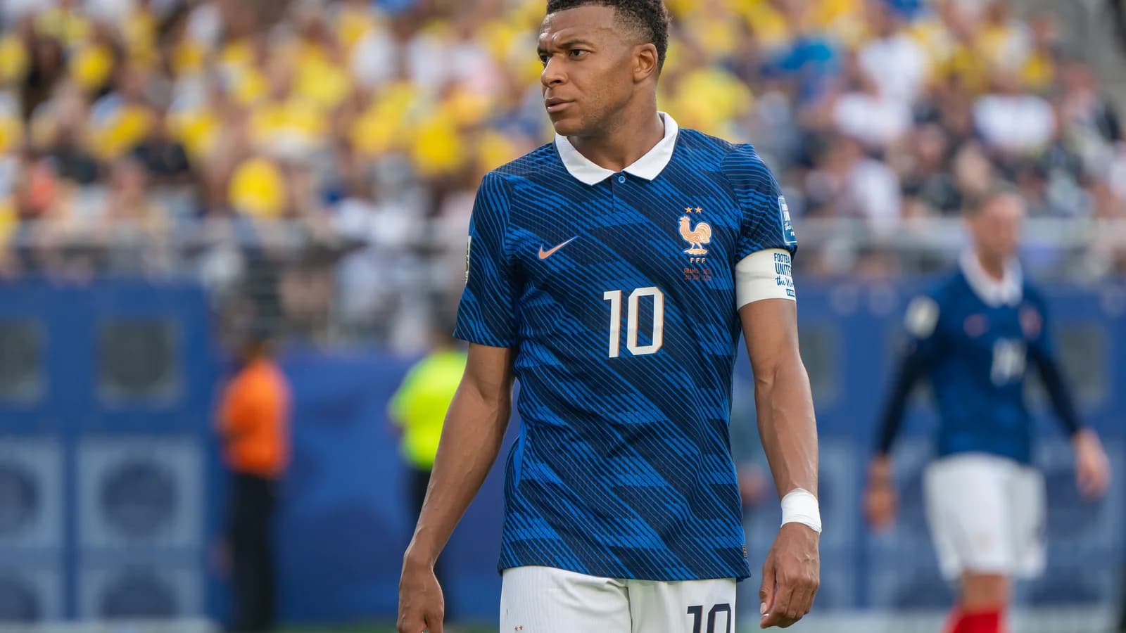 Kylian Mbappé com a camisa da seleção francesa em campo durante partida