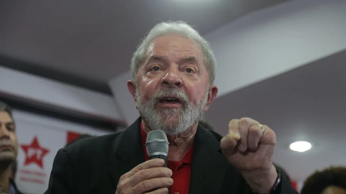 O presidente Lula fala ao microfone em coletiva de imprensa