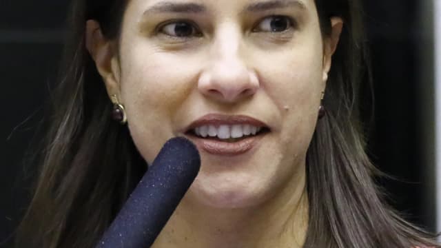 Raquel Lyra fala ao microfone em imagem de arquivo na Câmara dos Deputados