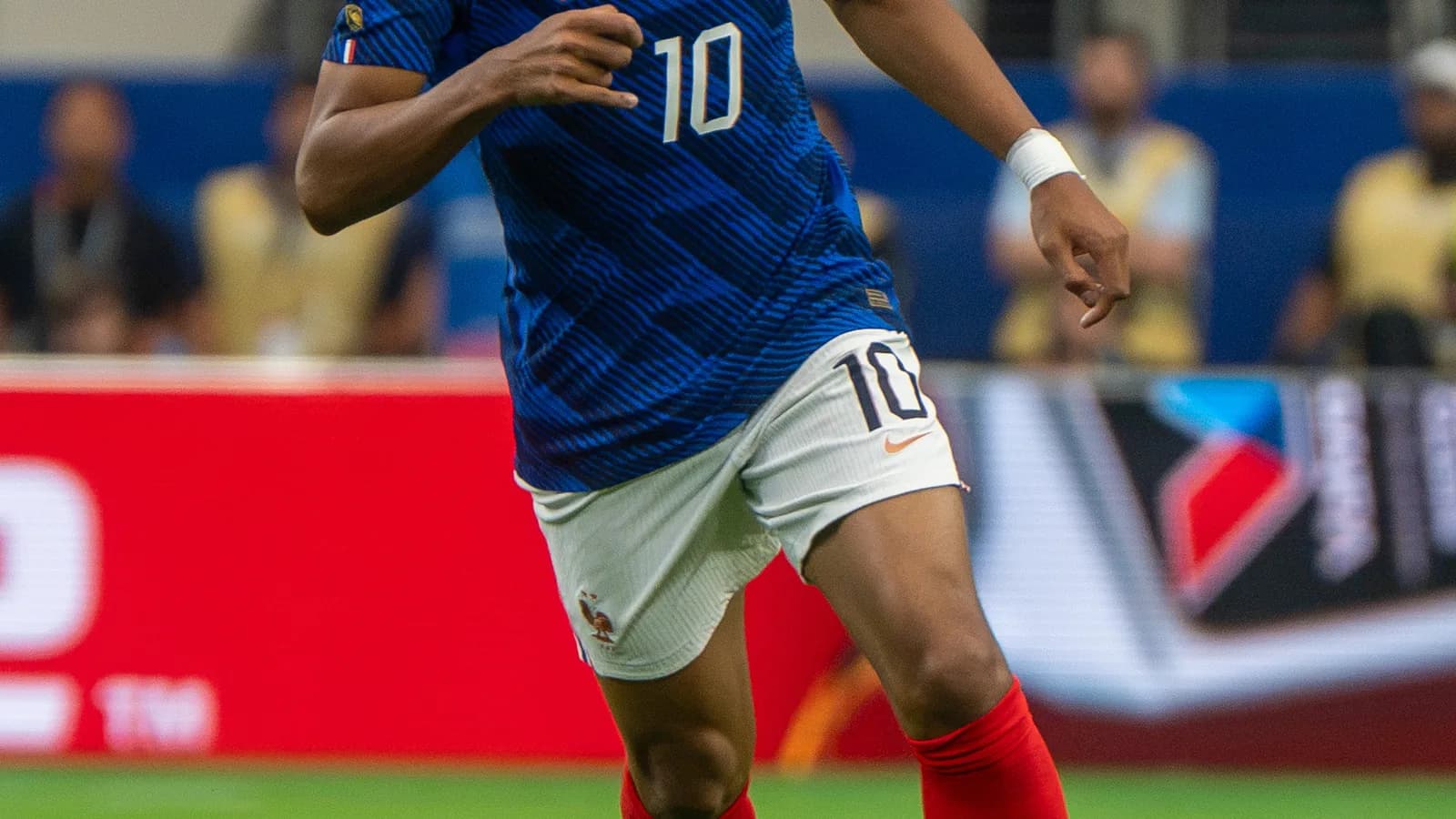 Kylian Mbappé em ação pela seleção da França