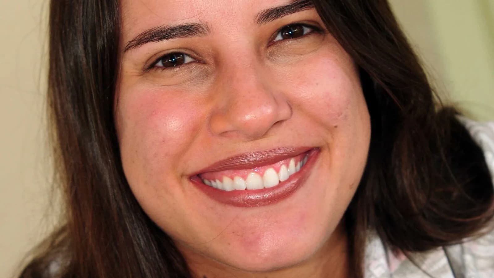 Raquel Lyra sorrindo em retrato de perto