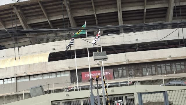 Fachada do estádio MorumBis com o escudo do São Paulo
