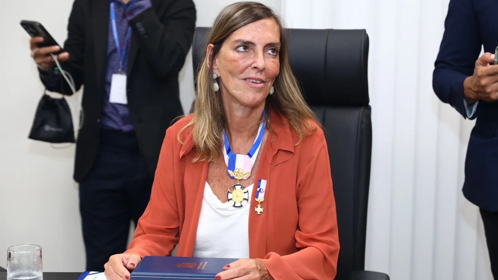 Tatiana Coelho de Sampaio recebe homenagem em cerimônia