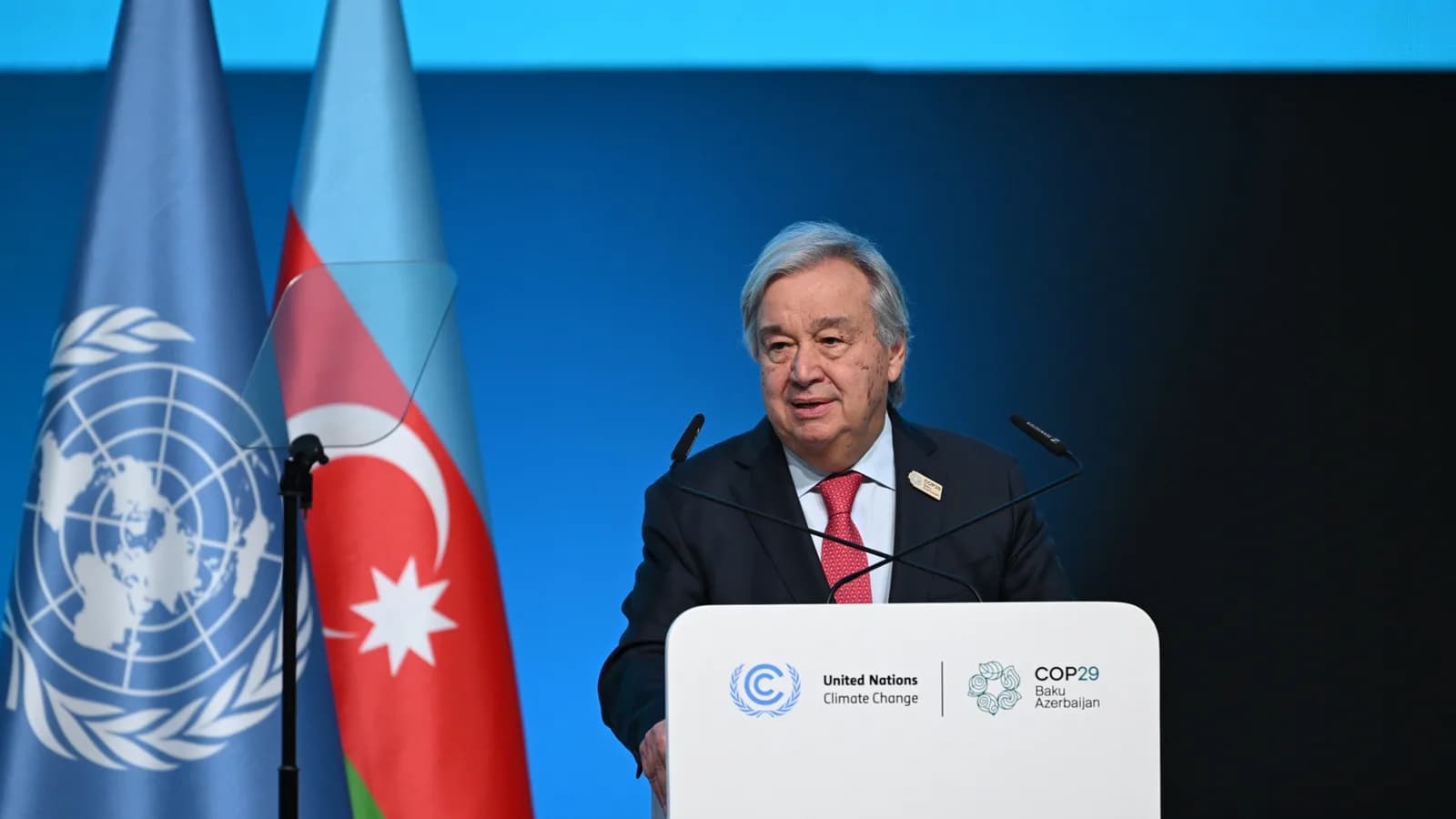 António Guterres discursa em púlpito com as bandeiras da ONU e do Azerbaijão ao fundo, na COP29 em Baku
