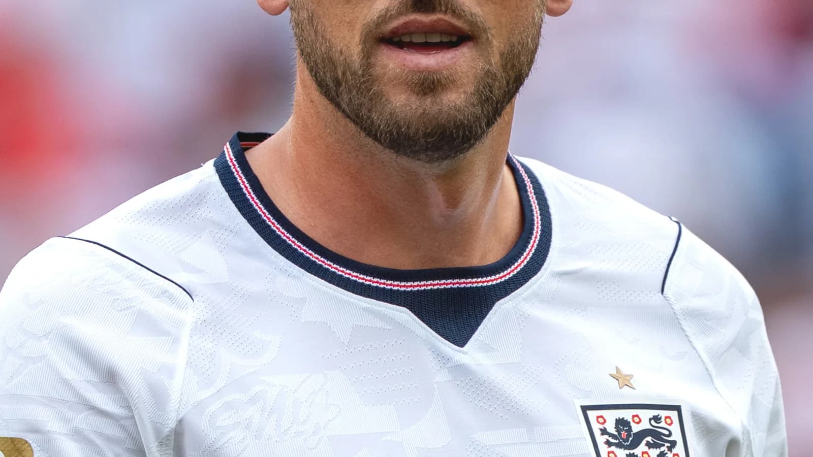 Harry Kane com a camisa da seleção da Inglaterra em campo