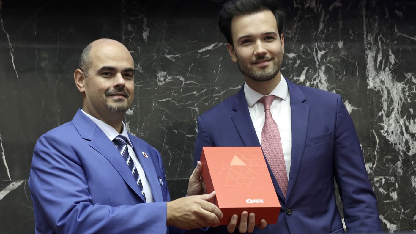 Governador Mateus Simões recebe presente do presidente da Assembleia Legislativa de Minas Gerais, imagem de arquivo da cerimônia de posse