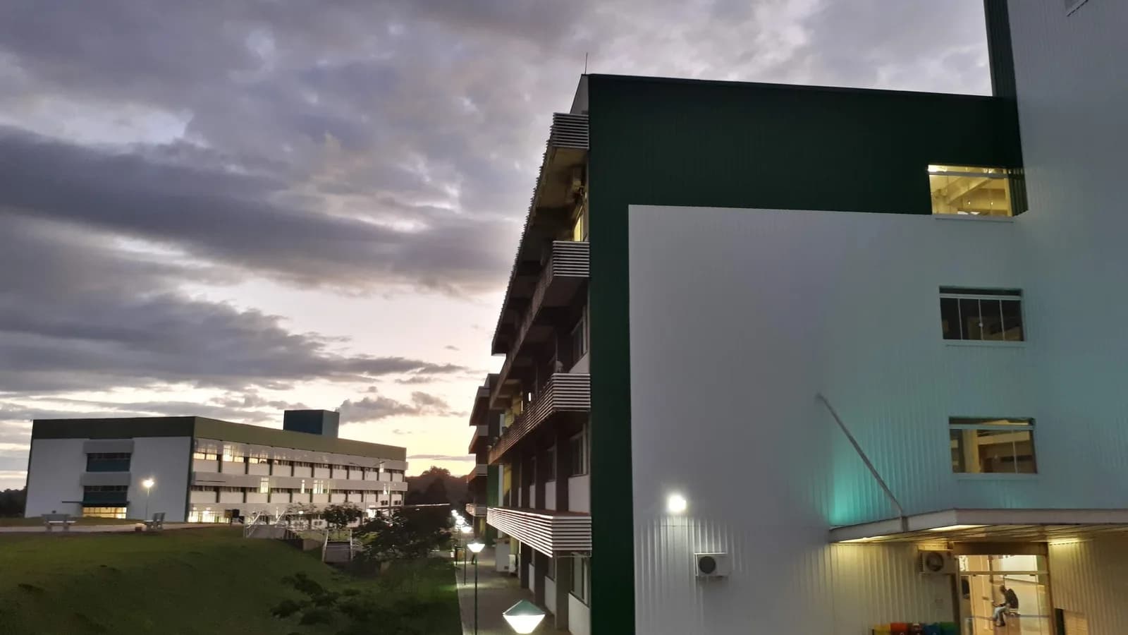 Fachada de prédio de universidade federal (UFFS) ao entardecer, com luzes acesas