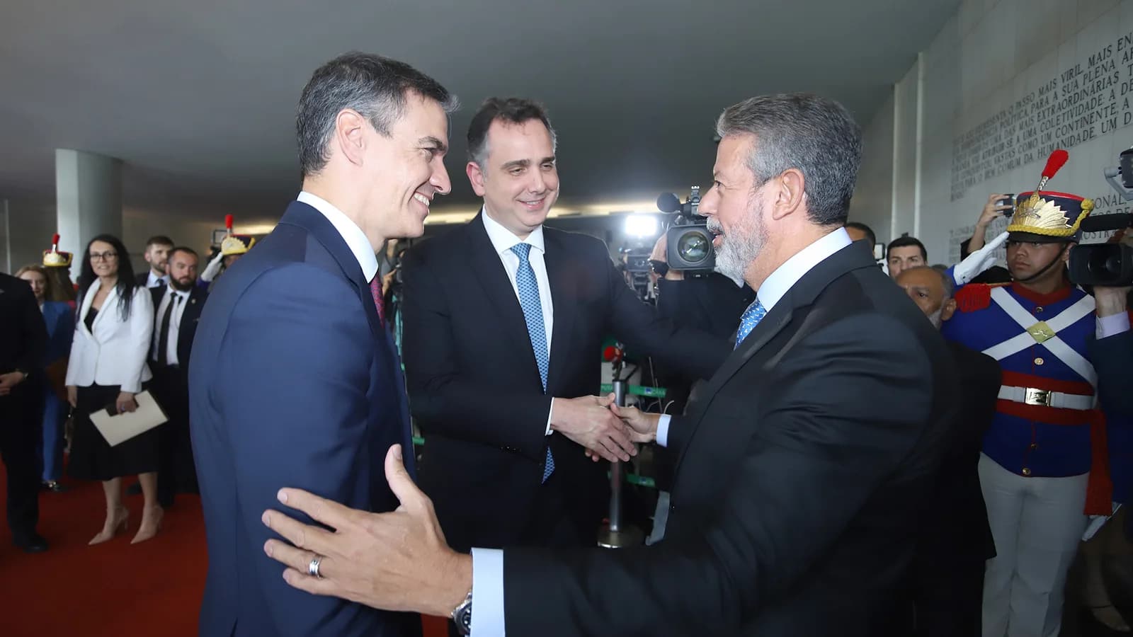 Pedro Sánchez é recebido na Câmara dos Deputados, no Brasil, em visita oficial