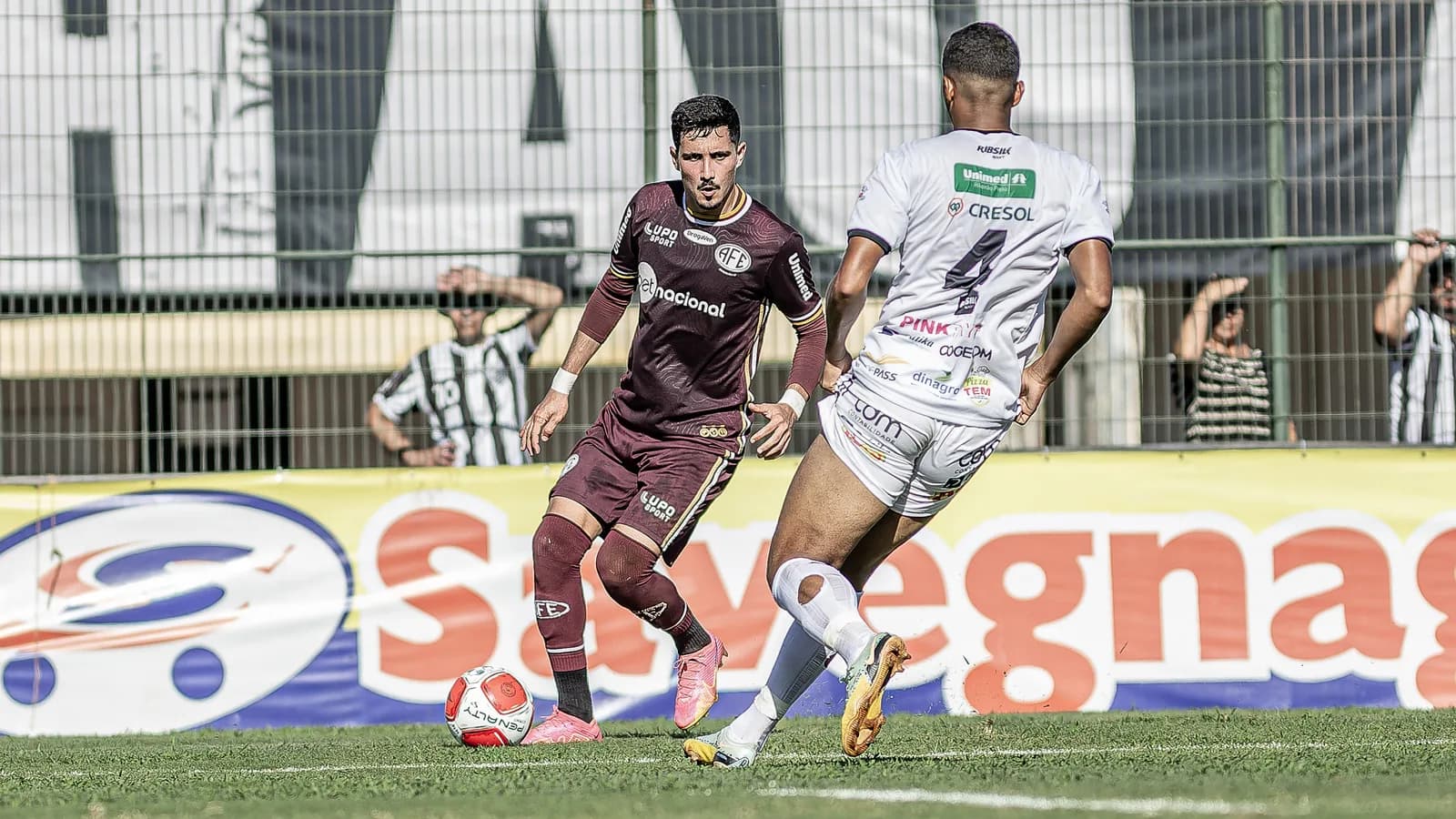 Jogadores do Comercial e da Ferroviária disputam bola em partida do Paulistão A2