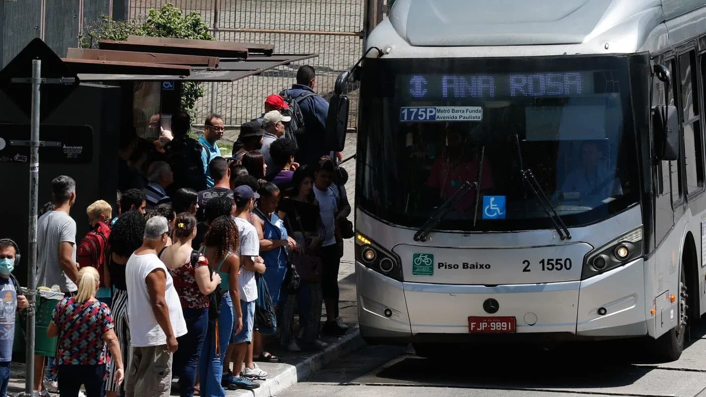 Passageiros embarcam em ônibus do transporte público de São Paulo em ponto de parada