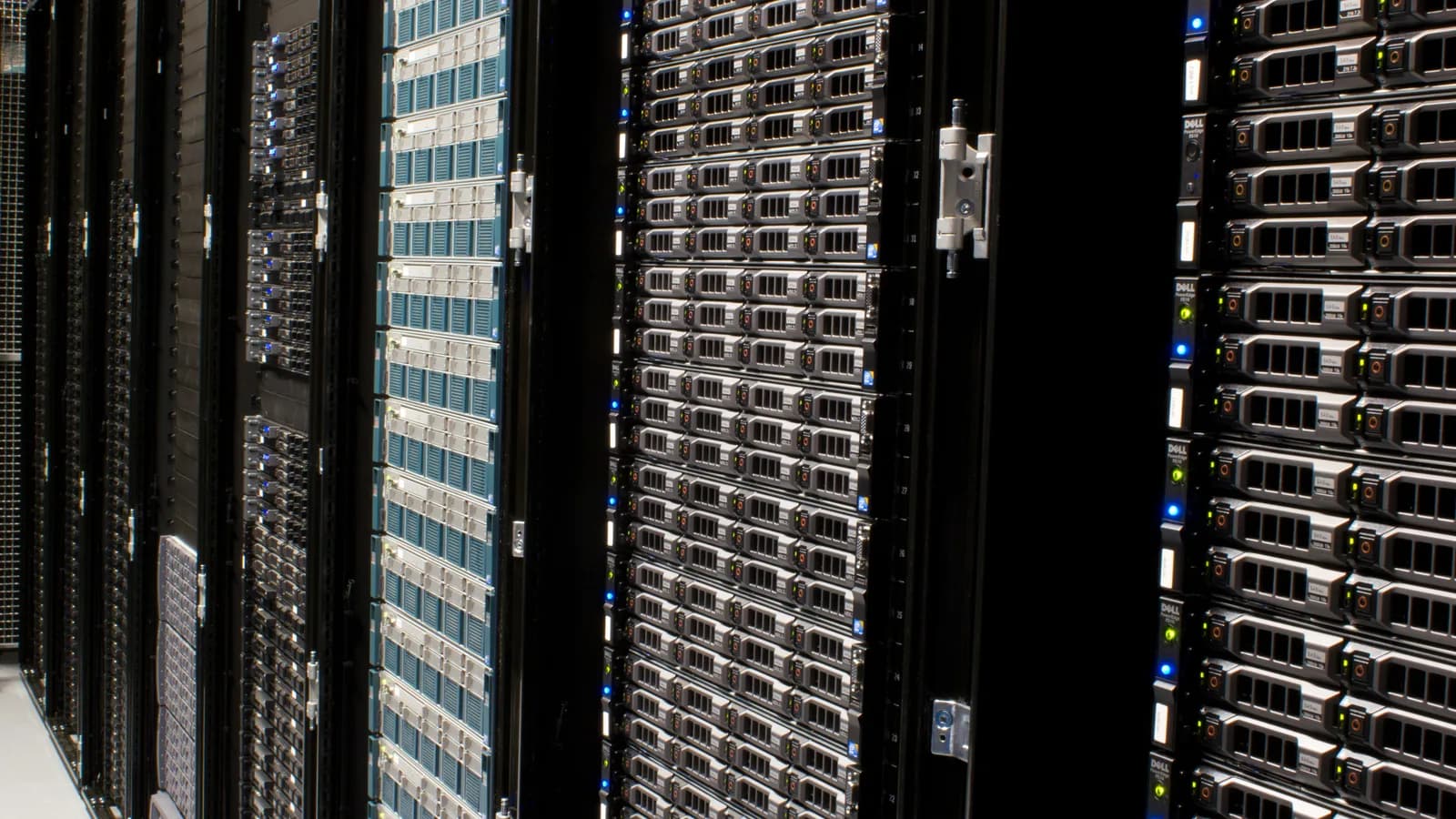 Fileiras de racks de servidores de data center com luzes indicadoras acesas
