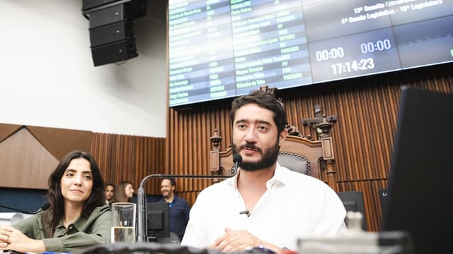 Gabriel Azevedo na cadeira da presidência durante sessão no plenário da Câmara Municipal de Belo Horizonte, com a secretária-geral Marcela Trópia ao fundo, em foto de arquivo de dezembro de 2024