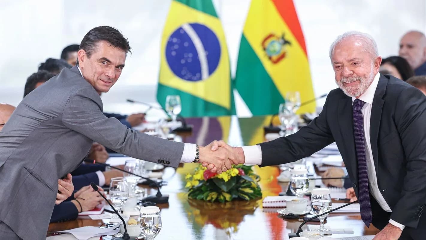 O presidente Luiz Inácio Lula da Silva cumprimenta autoridade durante evento oficial