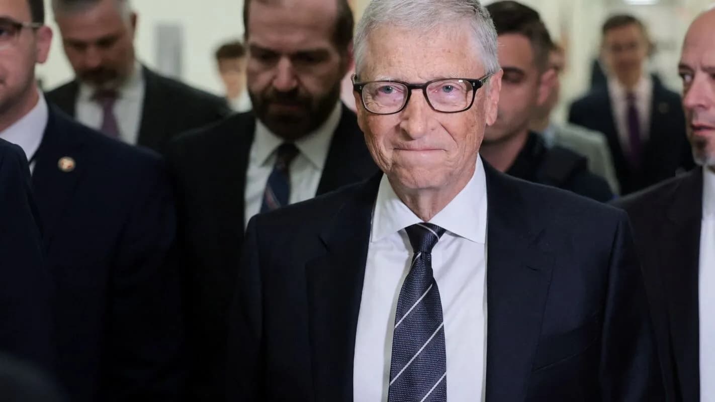 Bill Gates caminha cercado por seguranças durante evento
