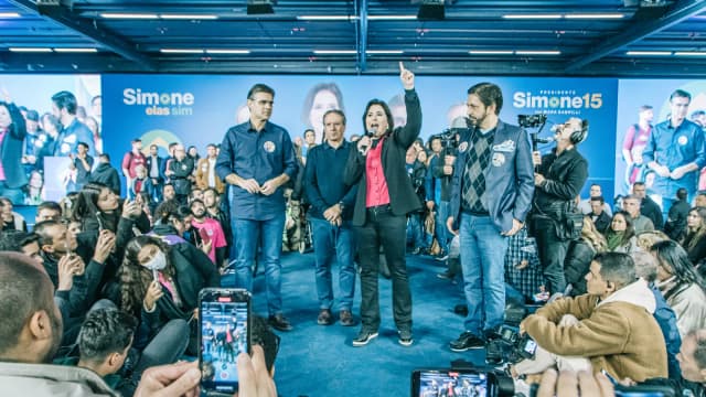 Simone Tebet discursa em evento de campanha em São Paulo, cercada de apoiadores e imprensa (foto de arquivo, 2022)