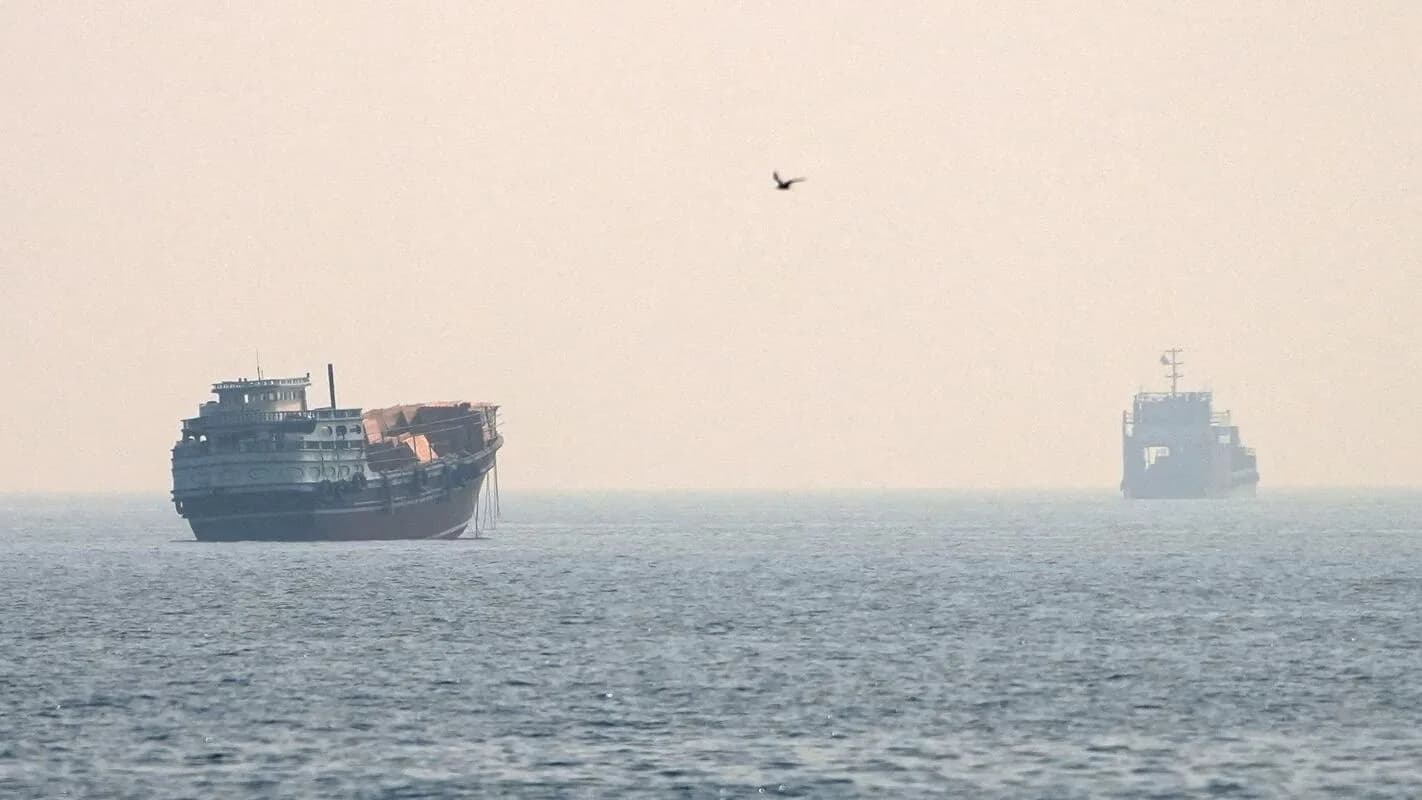 Navios cargueiros navegam sob neblina em rota próxima ao Estreito de Ormuz