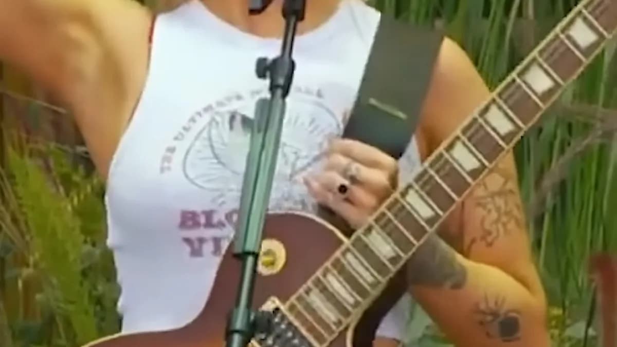 Luísa Sonza canta ao microfone durante show no Lollapalooza Brasil