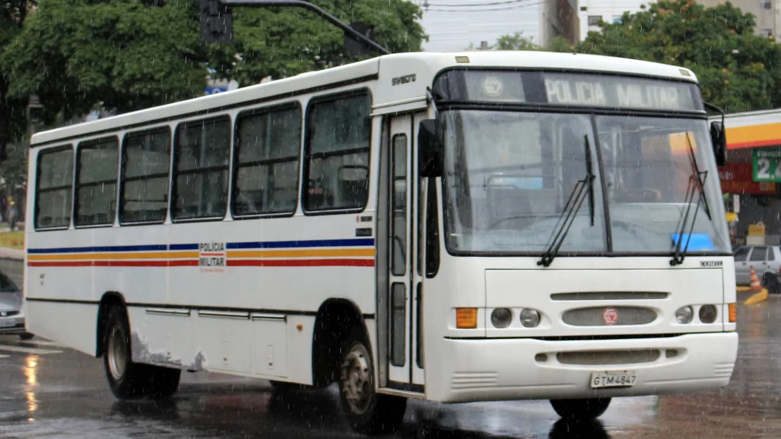Ônibus da Polícia Militar de Minas Gerais trafega por rua de Belo Horizonte