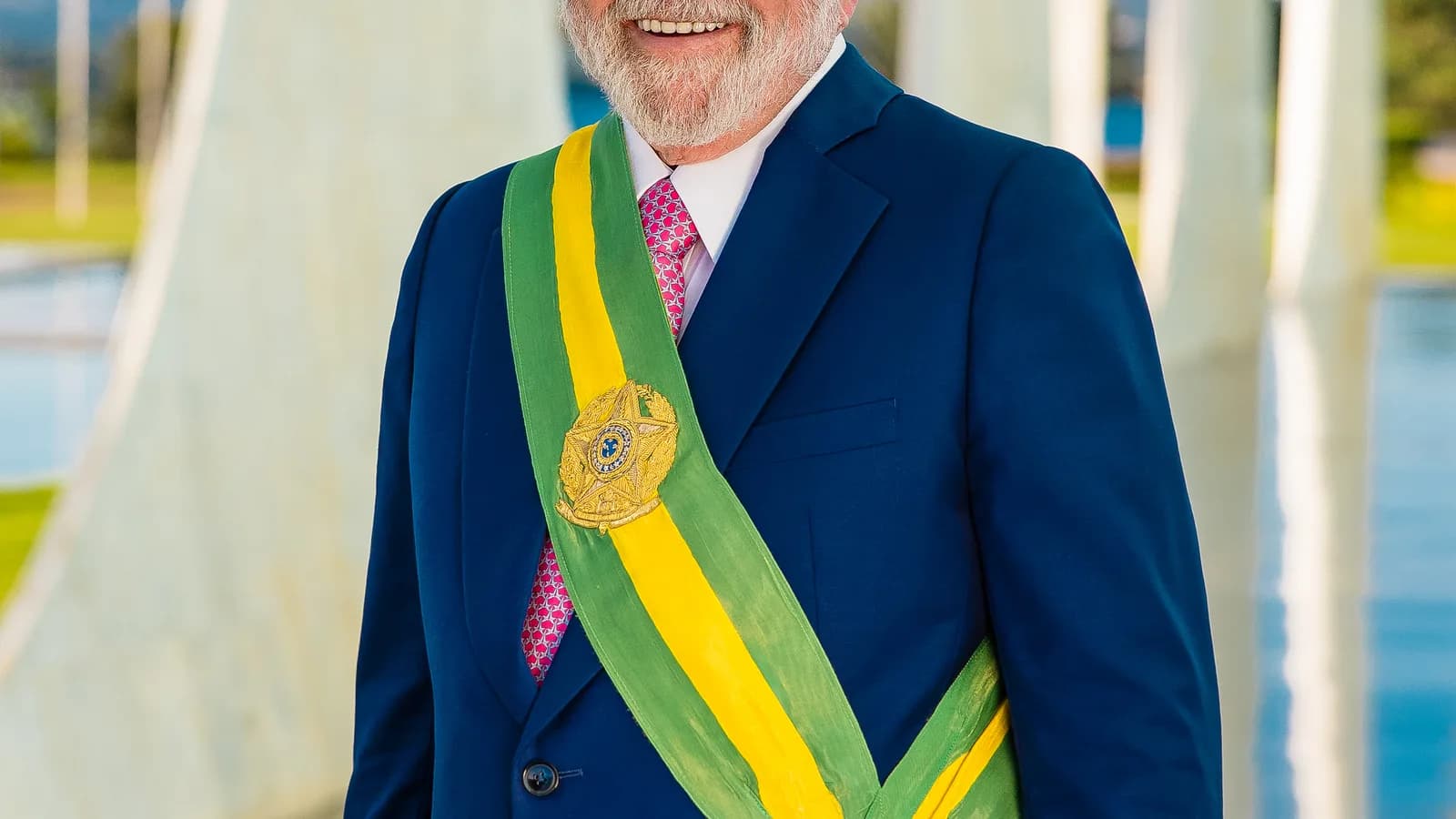 Presidente Luiz Inácio Lula da Silva em retrato oficial, com a faixa presidencial verde e amarela