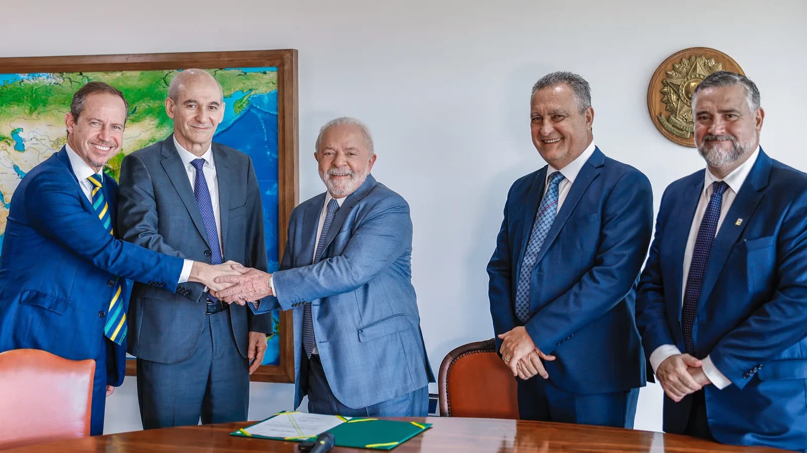 O presidente Lula ao lado de ministros durante evento sobre segurança institucional no Planalto