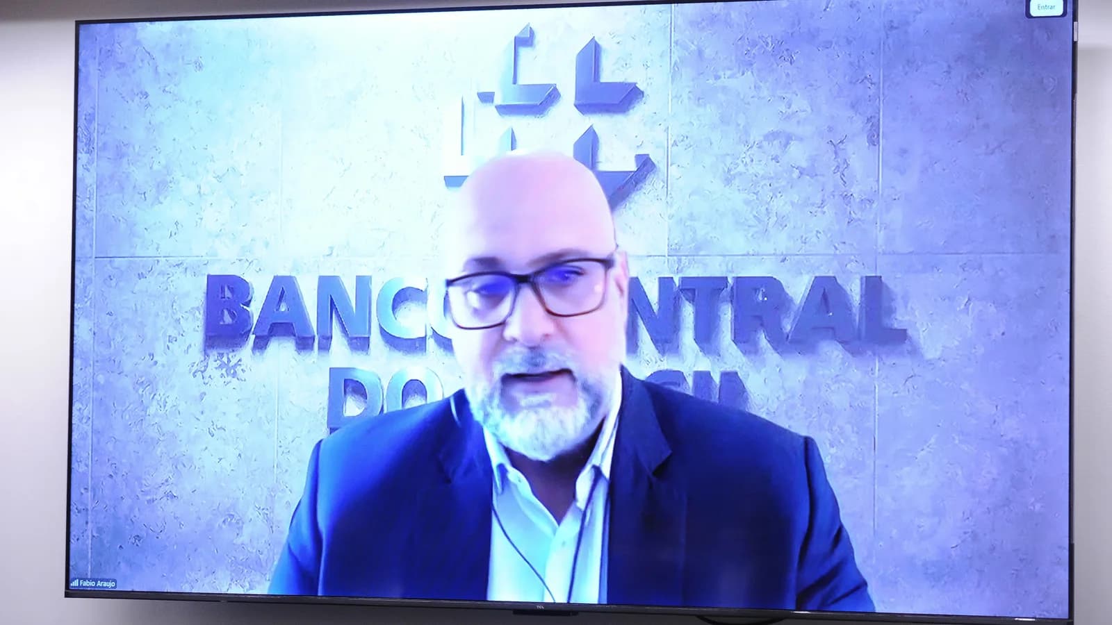 Representante do Banco Central fala em audiência pública na Câmara dos Deputados, com o logotipo do órgão ao fundo