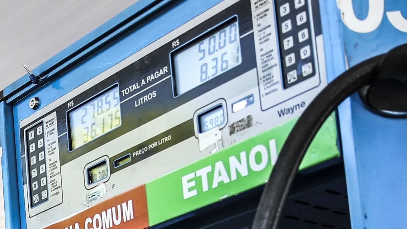 Bomba de combustível em posto de gasolina, com visor de preço por litro