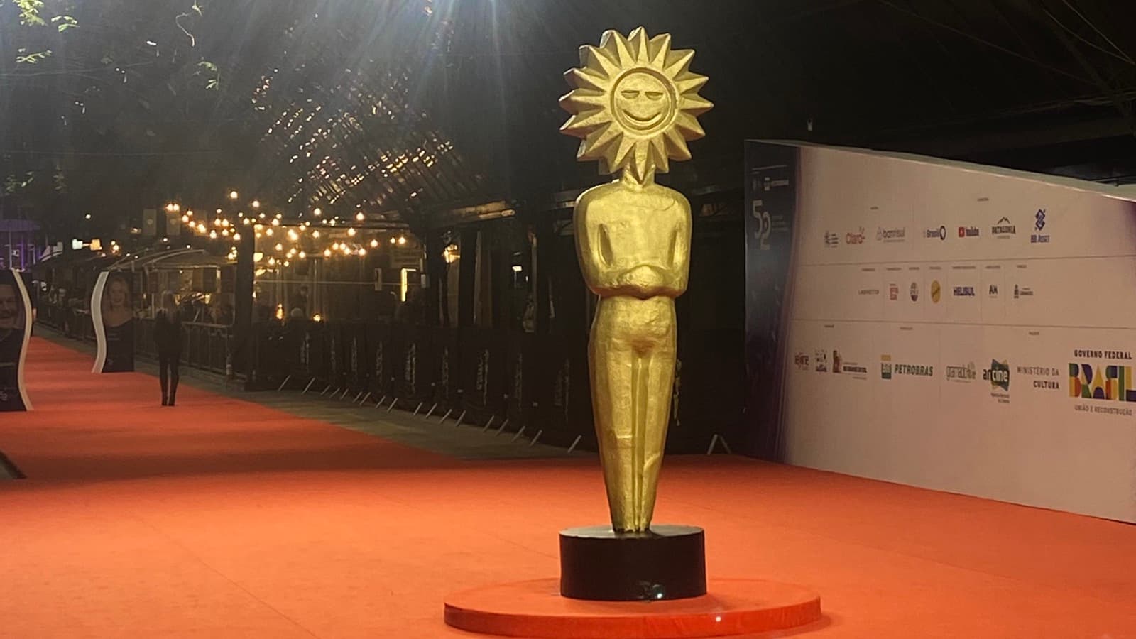 Estátua do Kikito no tapete vermelho do Festival de Gramado, em foto de arquivo