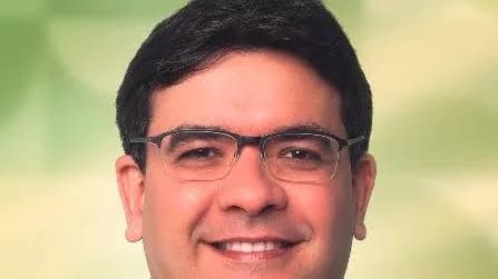 Retrato oficial do governador do Piauí, Rafael Fonteles, com a faixa do estado