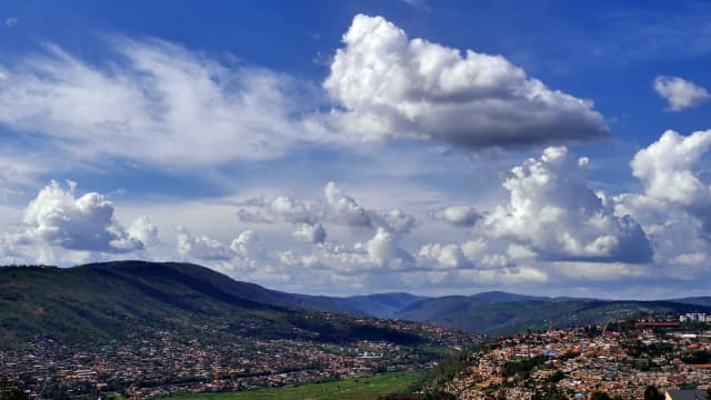 Vista aérea de Kigali, capital de Ruanda, cercada por colinas verdes
