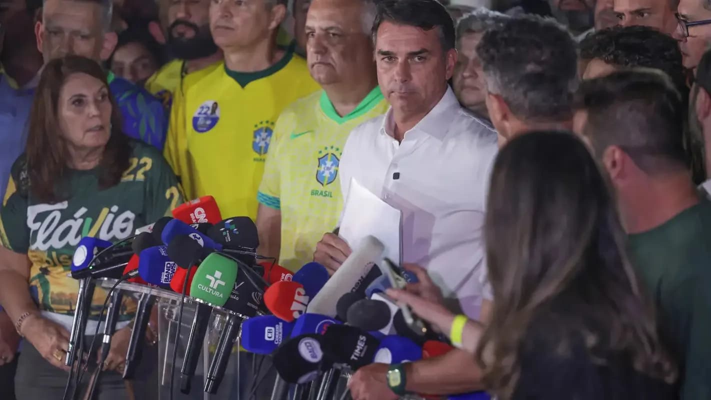 Flávio Bolsonaro fala à imprensa cercado de microfones