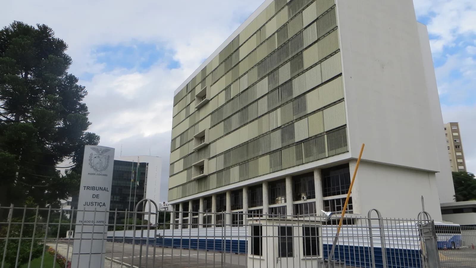 Fachada do prédio do Tribunal de Justiça do Paraná, em Curitiba