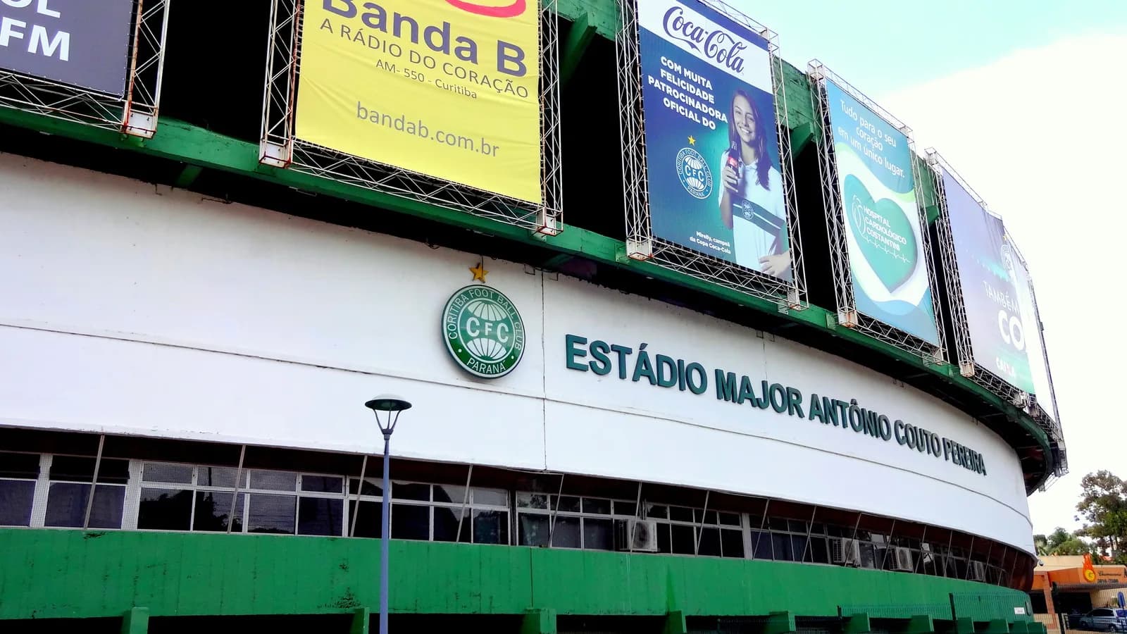 Fachada do Estádio Major Antônio Couto Pereira, em Curitiba, casa do Coritiba