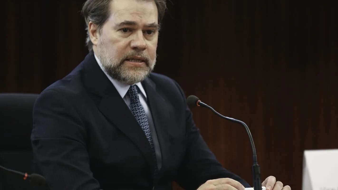 O ministro Dias Toffoli, do STF e do TSE, fala ao microfone durante evento